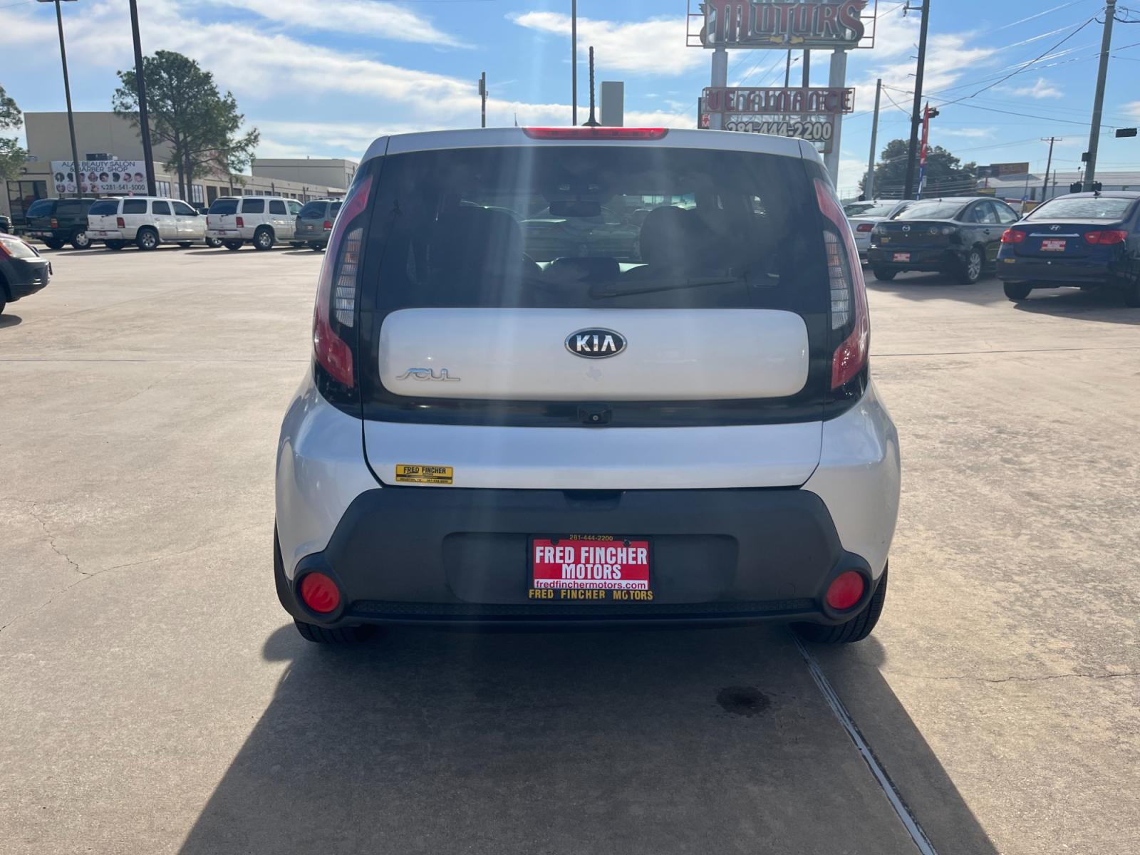 2015 SILVER /black Kia Soul Base (KNDJN2A20F7) with an 1.6L L4 DOHC 16V engine, Automatic transmission, located at 14700 Tomball Parkway 249, Houston, TX, 77086, (281) 444-2200, 29.928619, -95.504074 - Photo #5